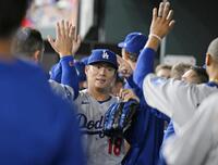 　レンジャーズ戦の７回まで無失点で終え、ハイタッチで迎えられるドジャース先発の山本。３勝目を挙げた（共同）