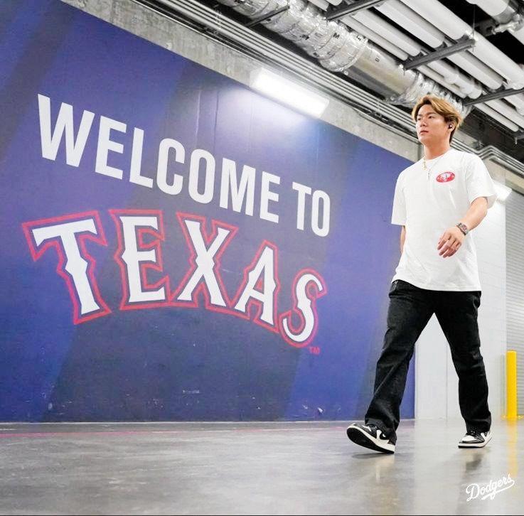 　球場入りする山本由伸（ロサンゼルス・ドジャース提供）