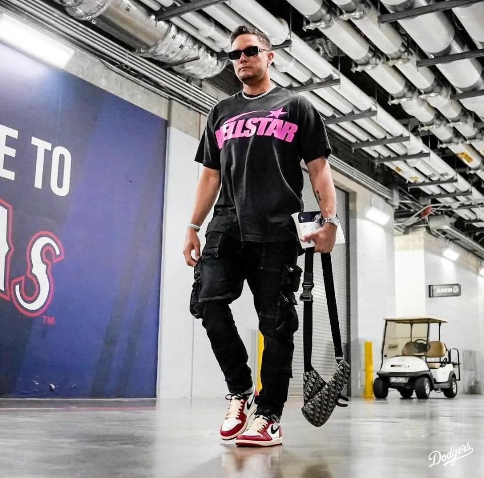 　球場入りするロハス（ロサンゼルス・ドジャース提供）