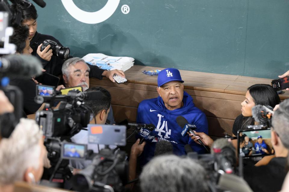　報道陣の取材に応じる米大リーグ、ドジャースのロバーツ監督。大谷翔平選手を「父親リスト」に入れると発表した＝１８日、テキサス州アーリントン（共同）