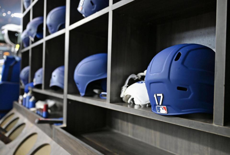 　米大リーグ、レンジャーズ戦のベンチに置かれたドジャース・大谷翔平選手のヘルメット（手前）＝１８日、テキサス州アーリントン（共同）