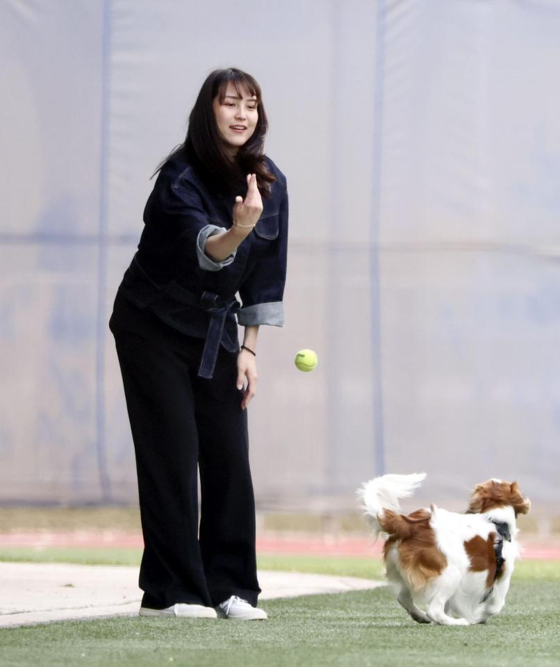 　２月９日、アリゾナ州グレンデールの球団施設で愛犬デコピンと遊ぶ米大リーグ、ドジャース・大谷翔平選手の妻、真美子さん（共同）