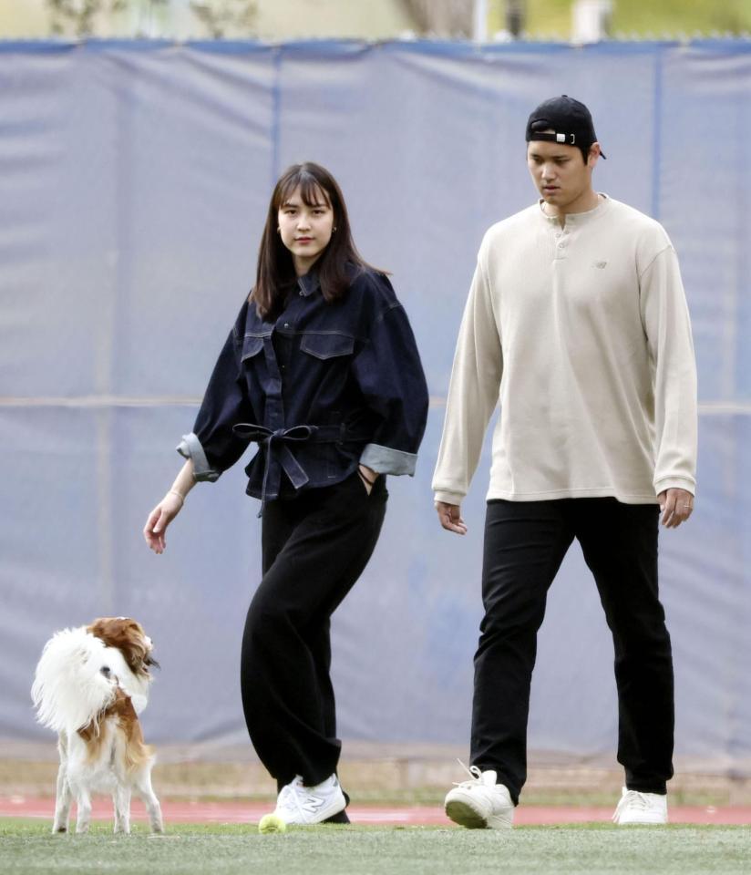 　２月９日、アリゾナ州グレンデールの球団施設を訪れた米大リーグ、ドジャース・大谷翔平選手と妻、真美子さん（共同）