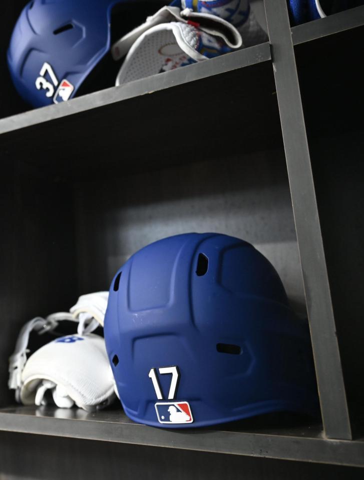 　米大リーグ、レンジャーズ戦のベンチに置かれたドジャース・大谷翔平選手のヘルメット（下）＝１８日、テキサス州アーリントン（共同）