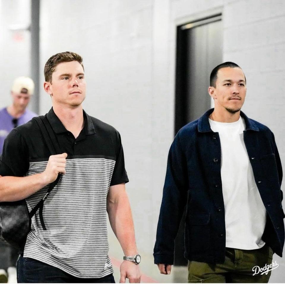 　球場入りするスミスとエドマン（ロサンゼルス・ドジャース提供）