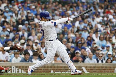 　８回、５号ソロを放つ鈴木（共同）