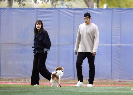 　球団施設を訪れた大谷（右）と妻の真美子さん＝２月９日（共同）