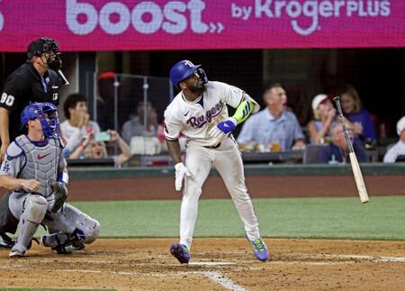 　９回、逆転サヨナラ２ランを放つガルシア（共同）