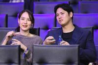 　ＮＢＡレーカーズ－トレイルブレーザーズ戦の観戦に訪れた大谷（右）と妻の真美子さん＝２０２４年１２月（ＵＳＡトゥデー・ロイター＝共同）