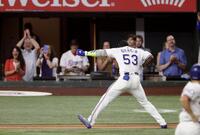 　９回、逆転サヨナラ２ランを放ち本塁へ向かうガルシア（共同）