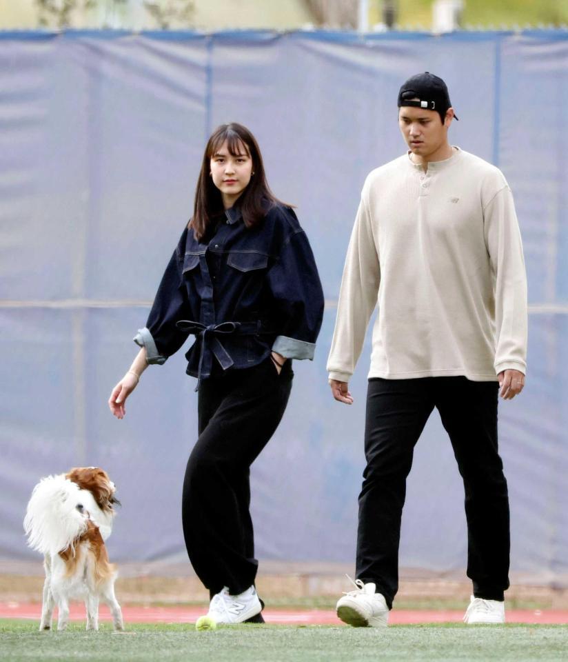 　父親リスト入りしたドジャース・大谷。左は妻の真美子さん（共同）