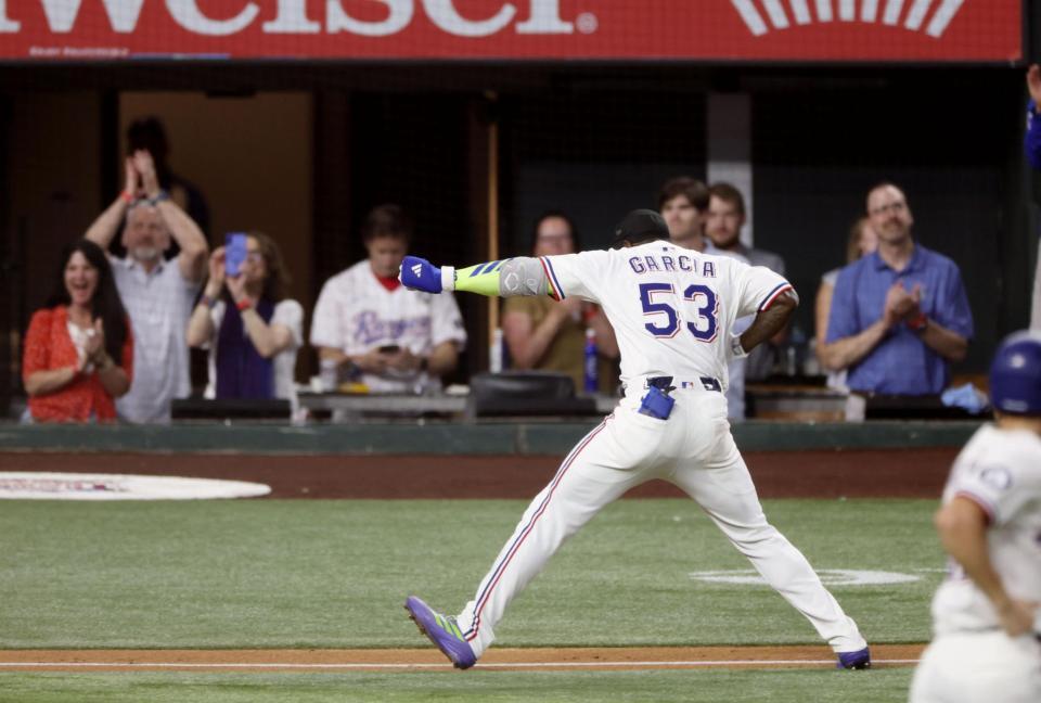 　９回、逆転サヨナラ２ランを放ち本塁へ向かうガルシア（共同）