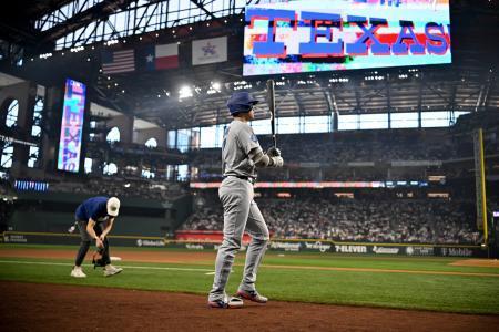 　「産休」からの復帰初戦となったレンジャーズ戦の一回、打席へ向かうドジャースの大谷翔平＝２０日、アーリントン（イマジンイメージズ・ロイター＝共同）