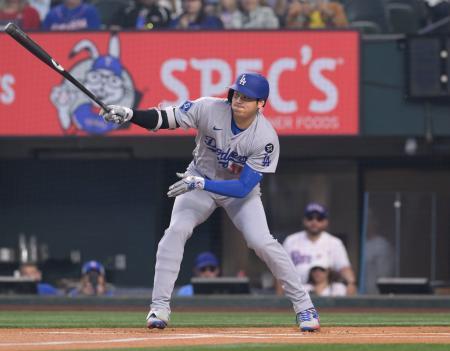 　レンジャーズ戦の１回、二ゴロに倒れるドジャース・大谷＝アーリントン（共同）