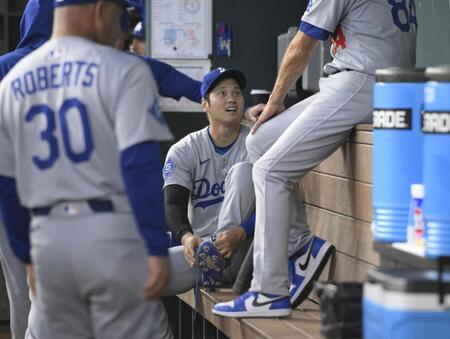 　レンジャーズ戦の試合前、ベンチで話すドジャース・大谷（共同）