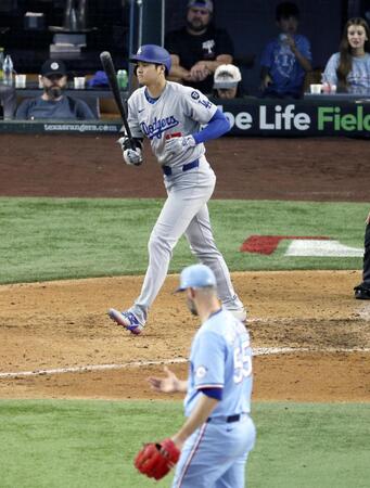 　レンジャーズ戦の８回、四球を選ぶドジャース・大谷。投手マーティン（共同）