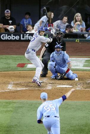 　レンジャーズ戦の８回、打席で構えるドジャース・大谷。投手マーティン（共同）