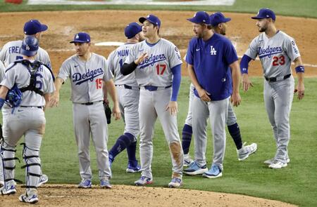 　レンジャーズに勝利しチームメートを迎える米大リーグ、ドジャースの大谷翔平選手（１７）＝共同