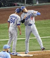 　レンジャーズ戦の８回、四球を選んで出塁し、ヘルメットを合わせるドジャース・大谷（共同）