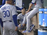 　レンジャーズ戦の試合前、ベンチで話すドジャース・大谷（共同）