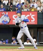 　レンジャーズ戦の８回、四球を選ぶドジャース・大谷（共同）