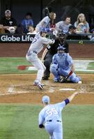 　レンジャーズ戦の８回、打席で構えるドジャース・大谷。投手マーティン（共同）