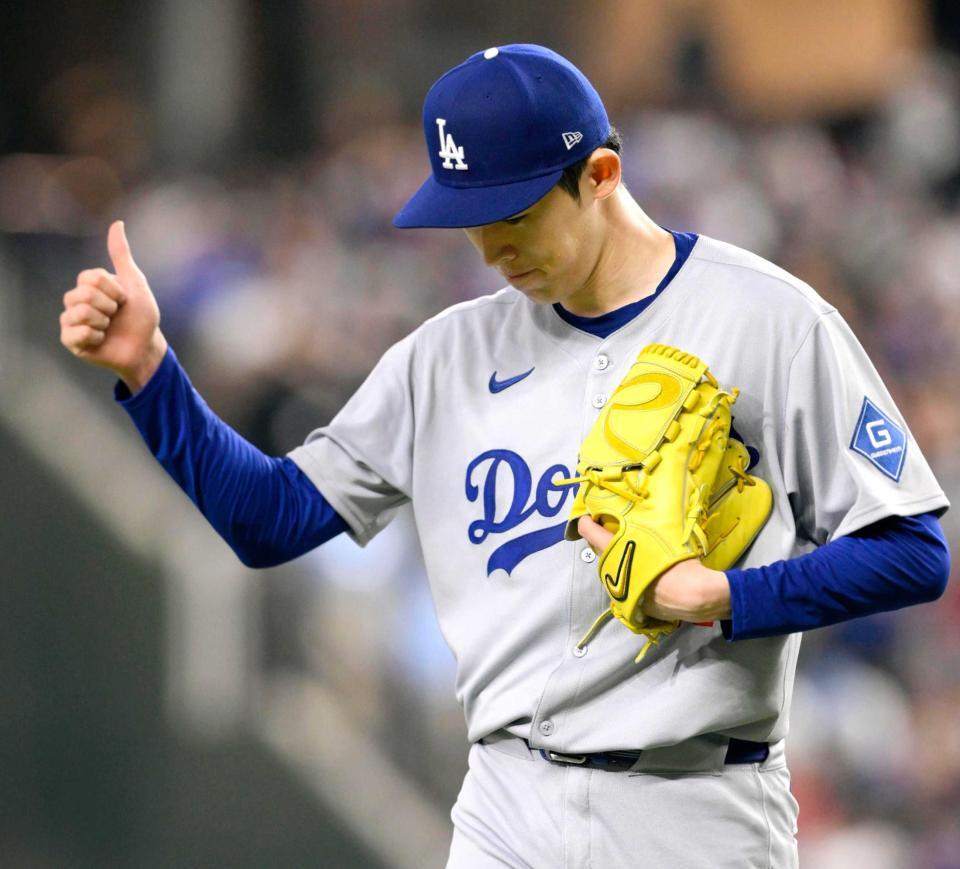 　６回、Ｊ・ガルシアを併殺打に仕留め親指を立てる佐々木（共同）