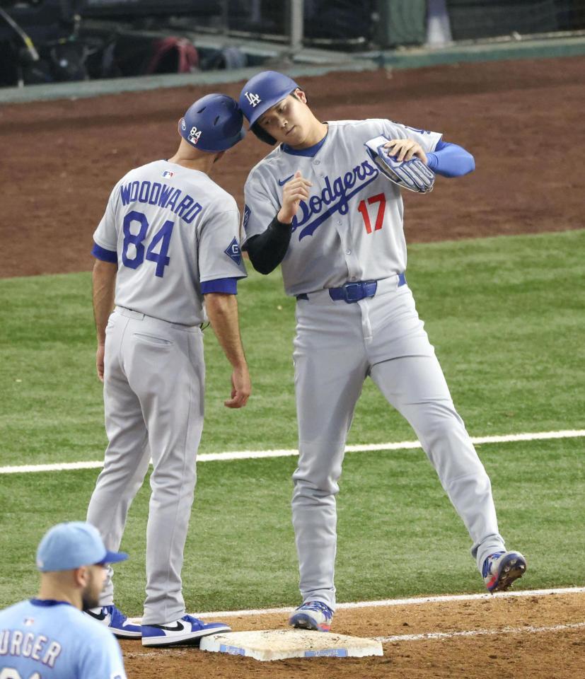 　レンジャーズ戦の８回、四球を選んで出塁し、ヘルメットを合わせるドジャース・大谷（共同）