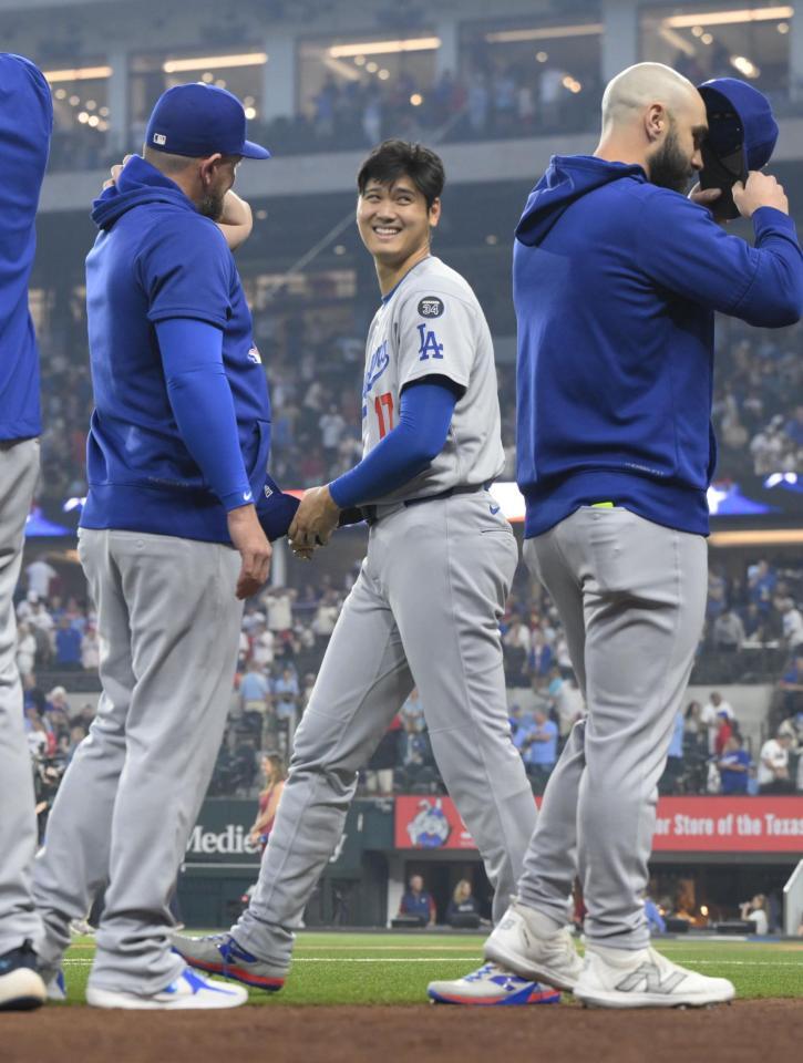 　レンジャーズ戦の試合前、国歌斉唱を終え笑顔のドジャース・大谷（共同）