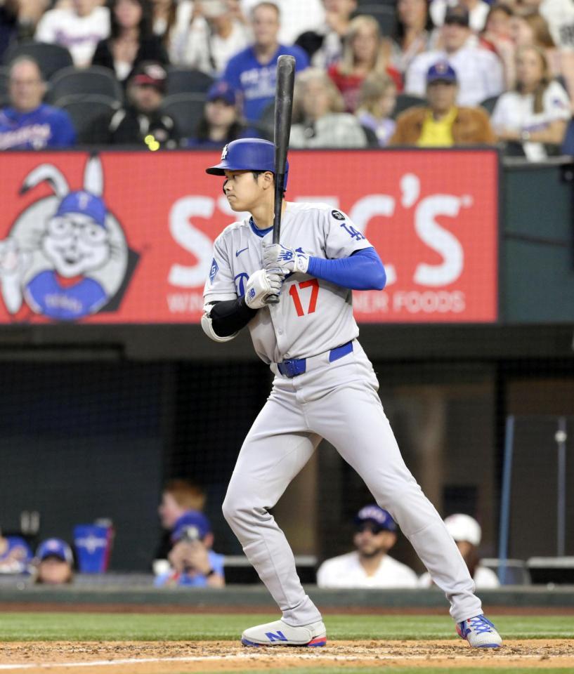 　レンジャーズ戦の８回、四球を選ぶドジャース・大谷（共同）