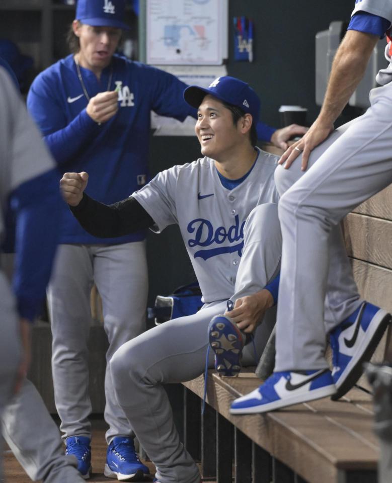 　レンジャーズ戦の試合前、ベンチで笑顔のドジャース・大谷（共同）