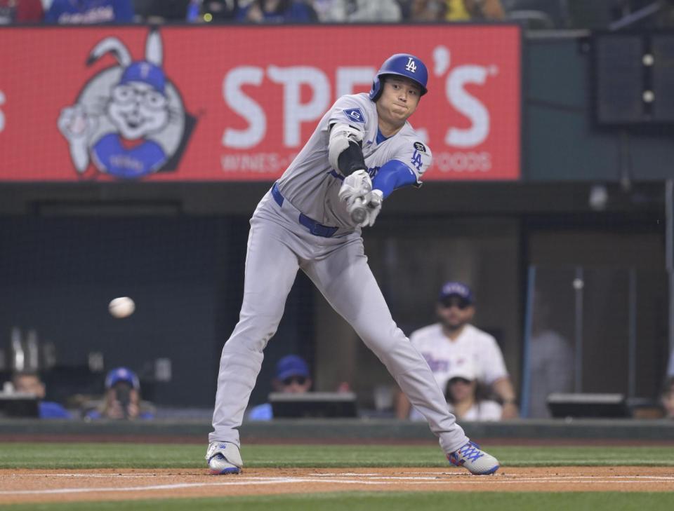 　レンジャーズ戦の１回、二ゴロに倒れるドジャース・大谷（共同）