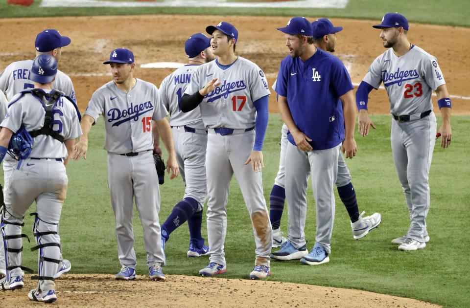 　レンジャーズに勝利しチームメートを迎える米大リーグ、ドジャースの大谷翔平選手（１７）＝共同