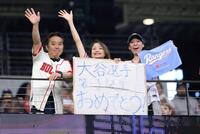 　大谷の第１子となる女児誕生を祝福する観客（共同）