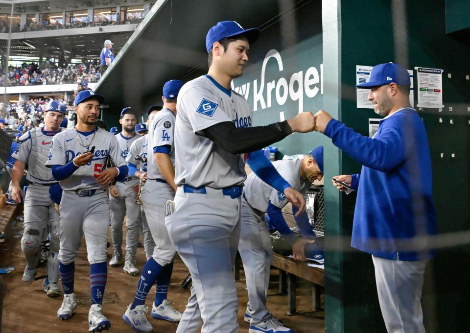 　レンジャーズに勝利し、引き揚げるドジャース・大谷（共同）
