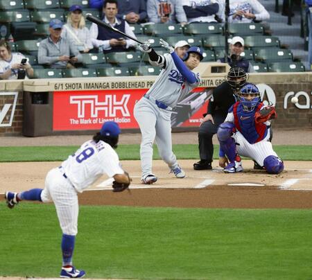 　カブス戦の１回、三ゴロを放つドジャース・大谷。失策で出塁する。投手今永＝シカゴ（共同）