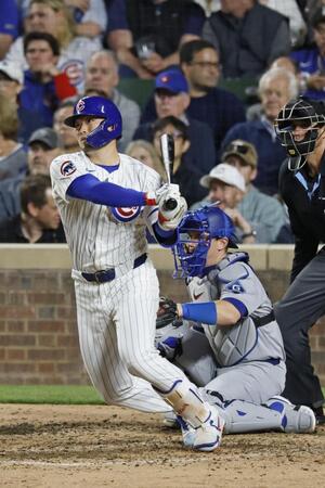 　ドジャース戦の６回、左前打を放つカブス・鈴木＝シカゴ（共同）