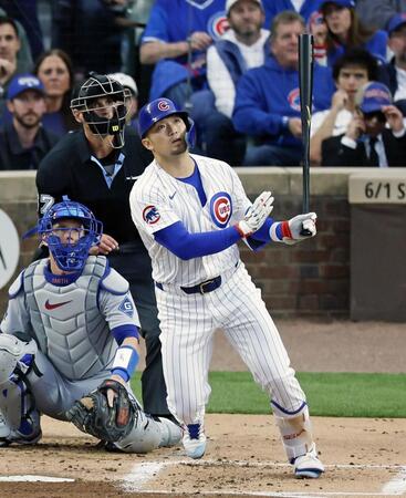 　ドジャース戦の１回、左越えに２点二塁打を放つカブス・鈴木＝シカゴ（共同）