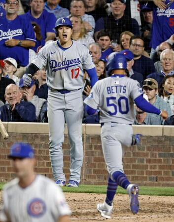 　カブス戦の７回、フリーマンの二塁打で生還し、ベッツ（50）を迎えるドジャース・大谷＝シカゴ（共同）