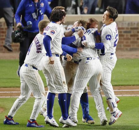 　ドジャース戦の10回、ハップがサヨナラ打を放ち、歓喜の輪に加わるカブス・鈴木（右端）＝シカゴ（共同）
