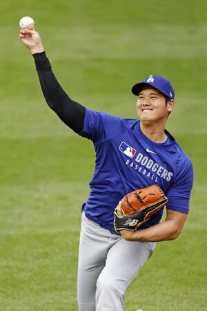 　笑顔でキャッチボールするドジャース・大谷＝シカゴ（共同）