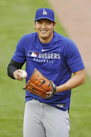 　練習中に笑顔を見せるドジャース・大谷＝シカゴ（共同）