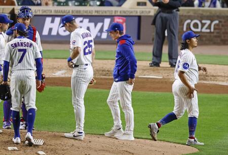 　ドジャース戦の６回途中、降板するカブス・今永（右端）＝シカゴ（共同）