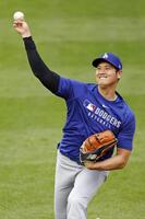 　笑顔でキャッチボールするドジャース・大谷＝シカゴ（共同）
