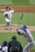 　ドジャース戦の２回、大谷（手前）と対戦するカブス・今永＝シカゴ（共同）