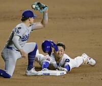 　ドジャース戦の６回、左前打を放ち、左翼手が後逸する間に二進するカブス・鈴木＝シカゴ（共同）