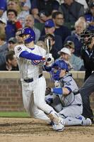 　ドジャース戦の６回、左前打を放つカブス・鈴木＝シカゴ（共同）