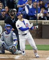 　ドジャース戦の１回、左越えに２点二塁打を放つカブス・鈴木＝シカゴ（共同）