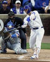 　ドジャース戦の１回、左越えに２点二塁打を放つカブス・鈴木＝シカゴ（共同）