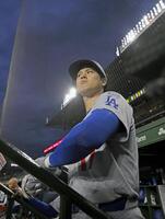 　カブス戦の４回、ベンチで試合を見守るドジャース・大谷＝シカゴ（共同）